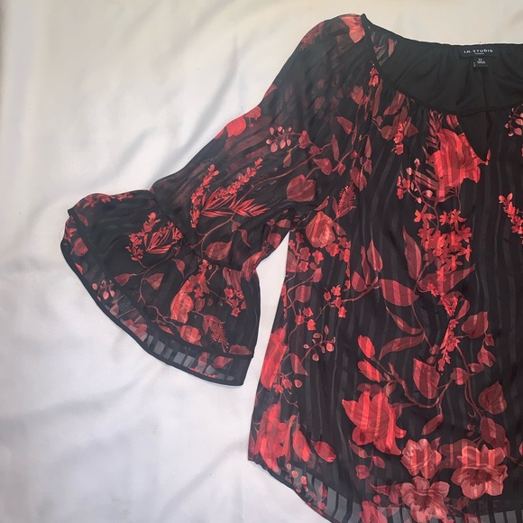 I.N. Studio 2X bell sleeve blouse black and red - Picture 3 of 8